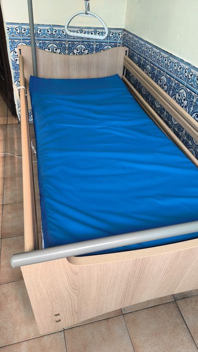 Cama articulada hospitalar elétrica