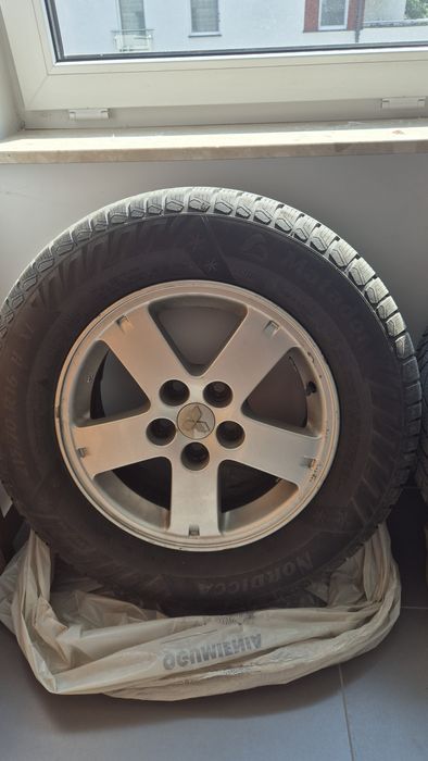 Opony zimowe z felgami aluminiowymi215/70/R16 są w dobrym st