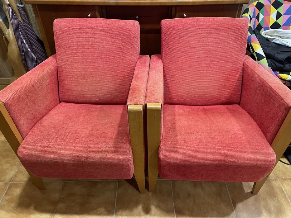 Cadeiras vermelhas 30€ cada, 50€ as Duas