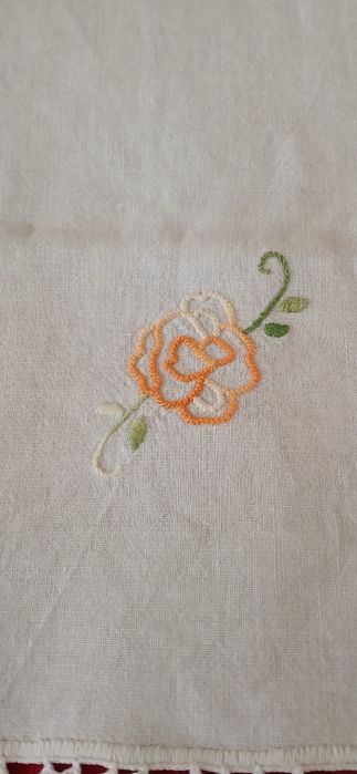 Naperon bordado e debruado a crochet