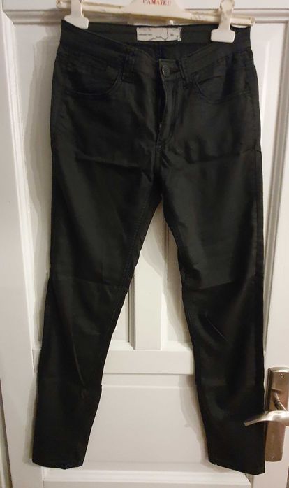 Czarne spodnie Diverse