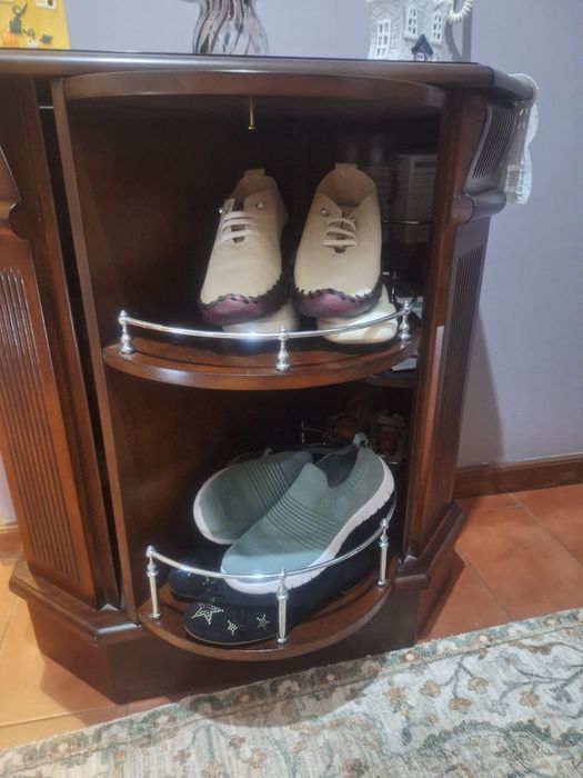 Móvel pequeno com portas laterais de rodar . 72 cm de  altura , 37 cm de profundidade