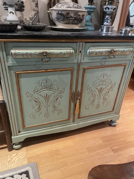 Móvel de Madeira com Tampo em Mármore