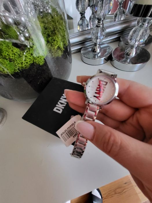 Zegarek DKNY srebrny niebieska wskazówka