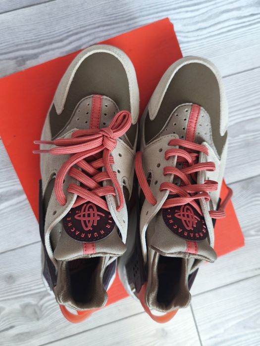 Nike Air Huarache roz.37,5
Nike Air Huarache SP Madder Root (W)