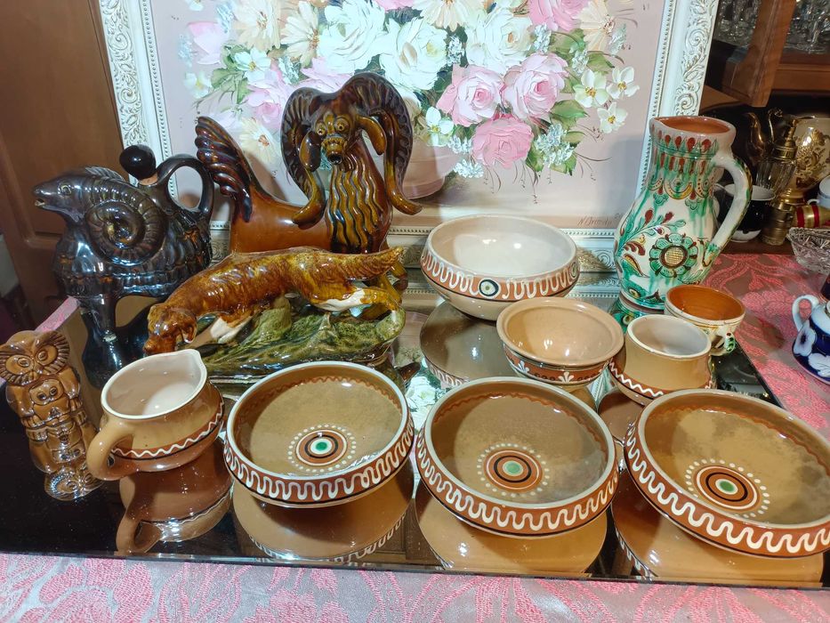 Керамічний посуд та статуетки.
