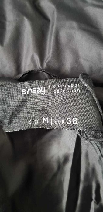 Czarna kurtka z kapturem Sinsay 38