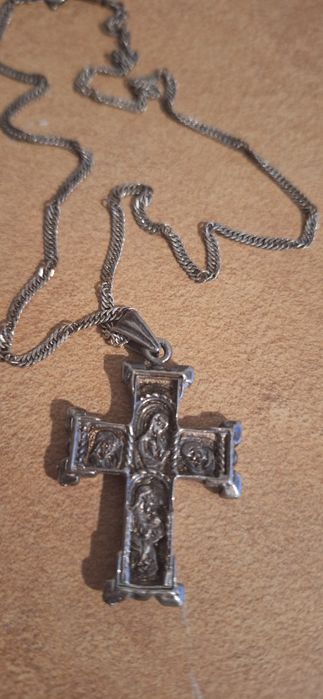 Krzyż z łańcuszkiem