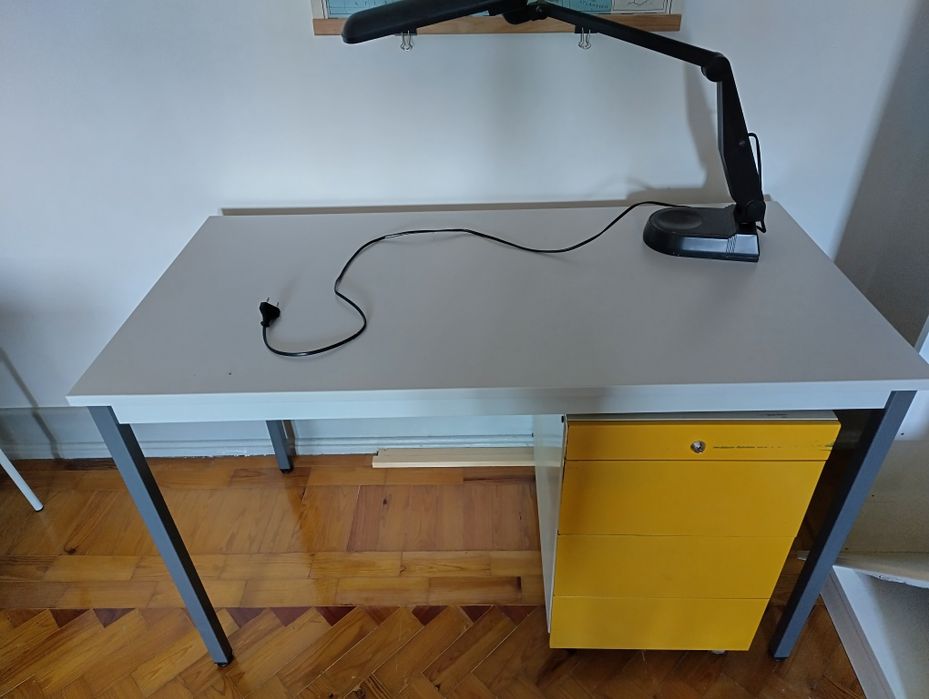 Conjunto secretária, cadeira e lâmpada de escritório