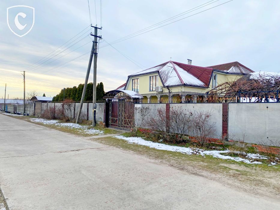 Продаж будинку з власним парком та басейном
