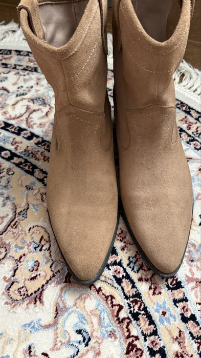 Козаки з натуральноі замші 39р, PULL&BEAR