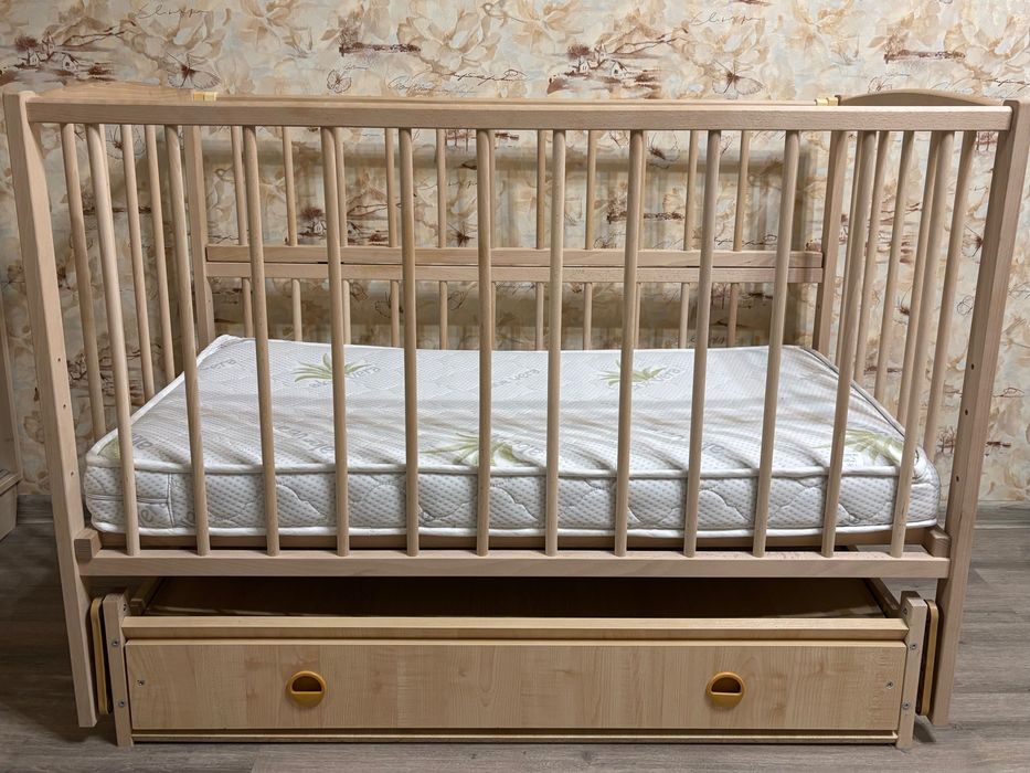 Дитяче ліжко з матрацем, захистом, пледом та пакетом нового одягу