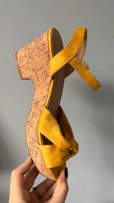 Buty na koturnie żółte, korek
