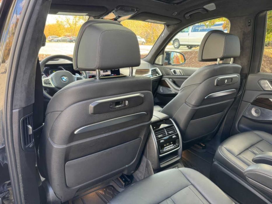 BMW X7 M60i      2024