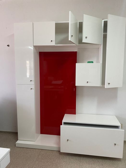 Móvel de arrumação contemporâneo com acabamento branco brilhante
