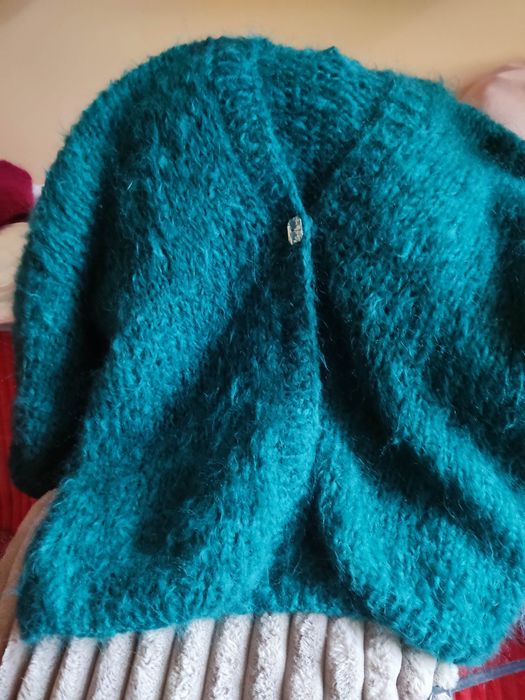 Sweter z moheru robiony na drutach