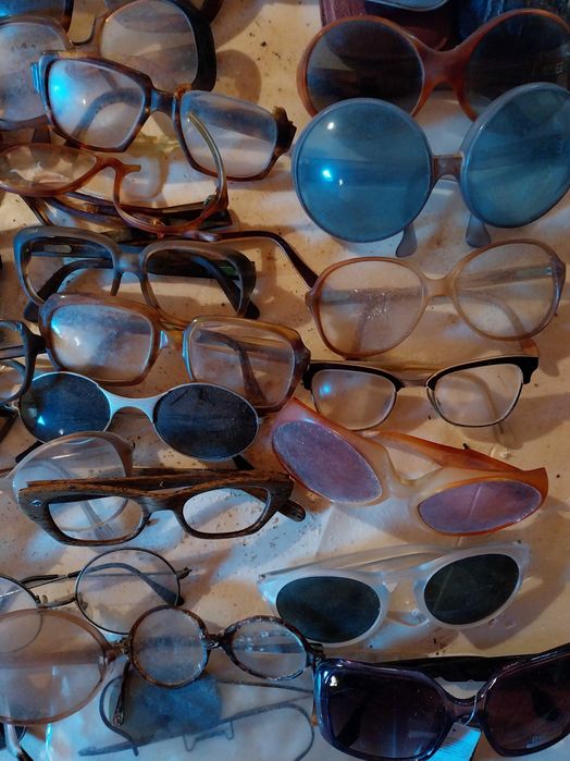 coleção de cerca de 100 óculos do século XX, com algumas relíquias