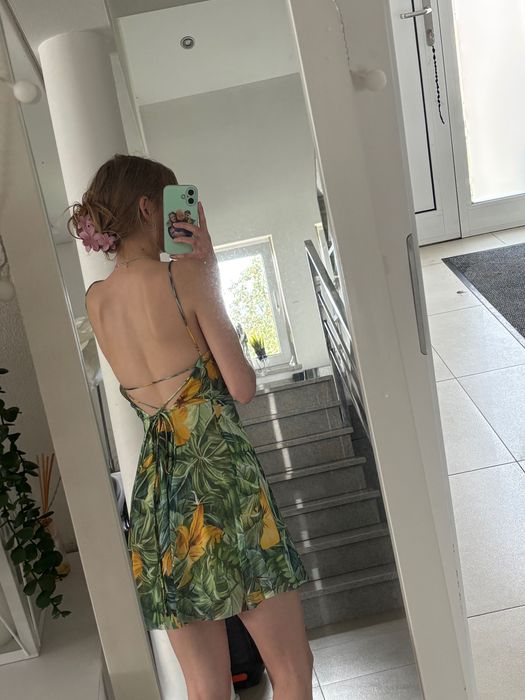 Krótka tiulowa sukienka z nadrukiem