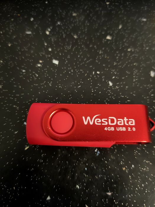 Pendrive czerwone 4 GB nowy