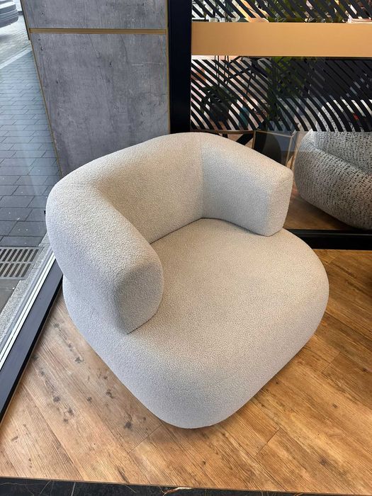 Fotel boucle jasny szary, obły Windsor & Co