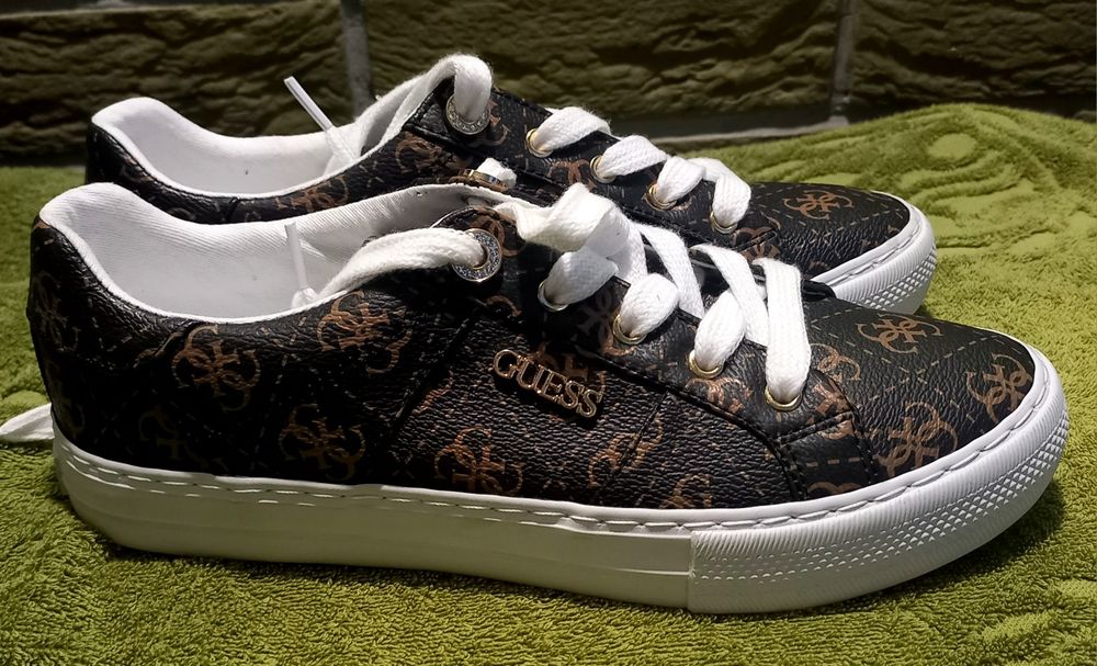 Кросівки для міста Guess.