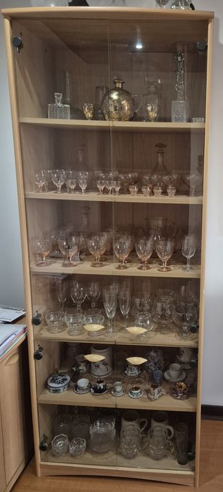 Cristaleira em madeira clara com portas de vidro – 6 prateleiras (2m)