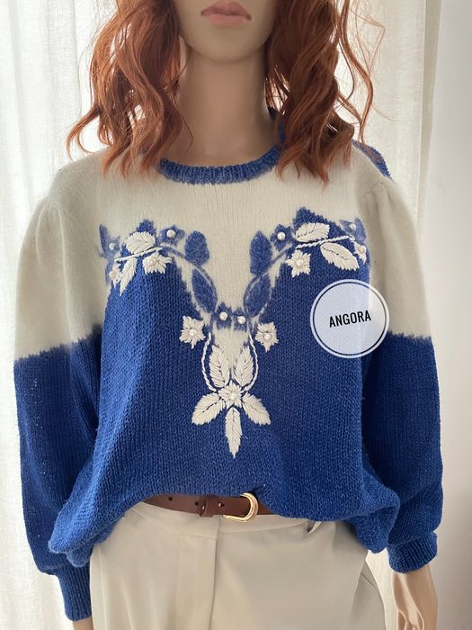 Zjawiskowy sweter ze zdobienie angora haft biały niebieski xl