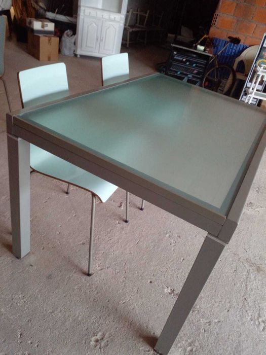 Conjunto de mesa com cadeiras