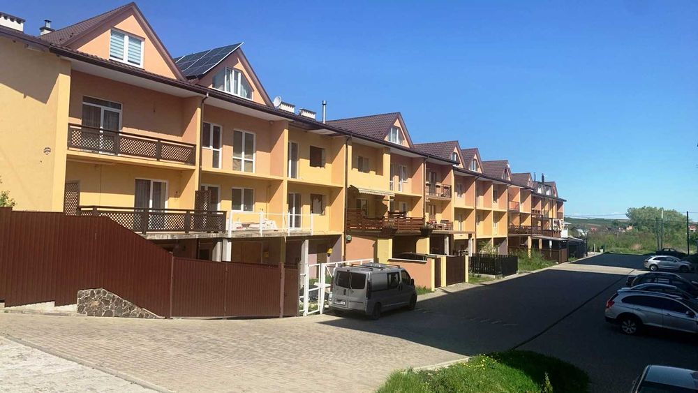 Котедж з гаражем в с. Ременів  15 кілометрів від Львова.