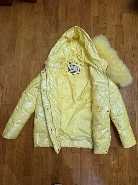 Жіноча жовта куртка