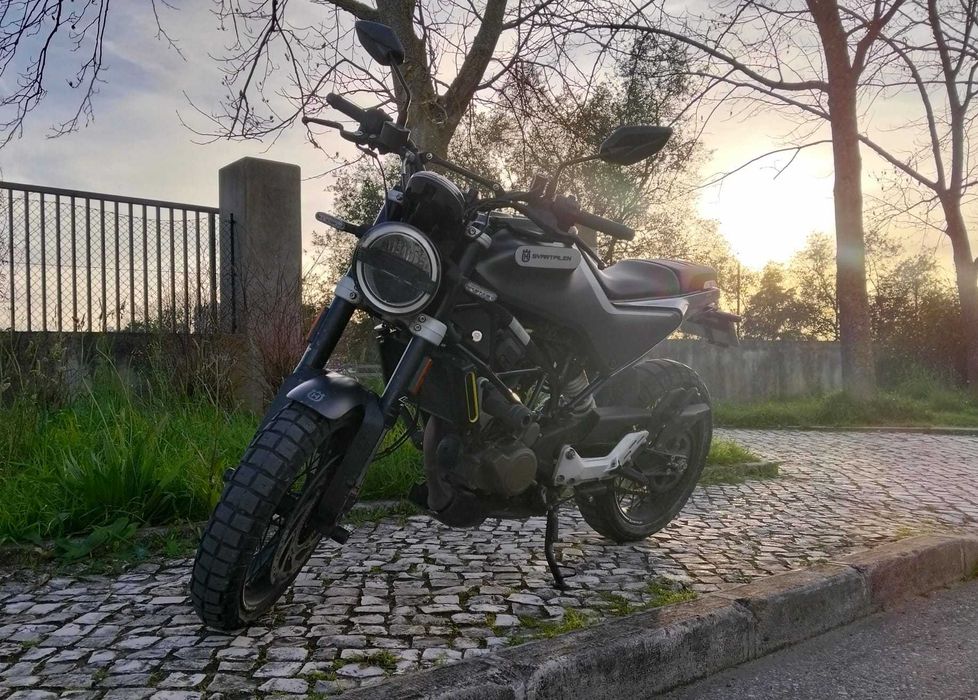 Husqvarna Svartpilen 125 – 2022 – Varios extras incluidos.