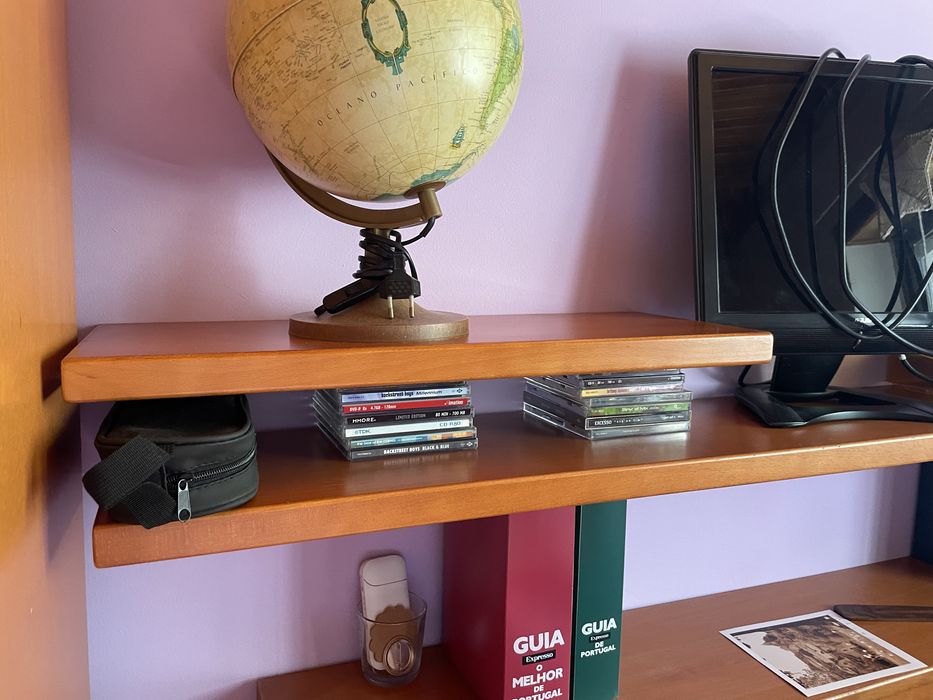 Secretaria, com prateleiras e cadeira