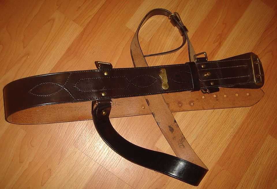 Британский офицерский ремень
"Сэм Браун"