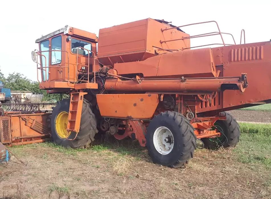 Комбайн зерновий Дон 1500