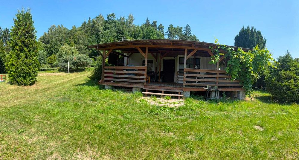 Domek letniskowy nad samym jeziorem.