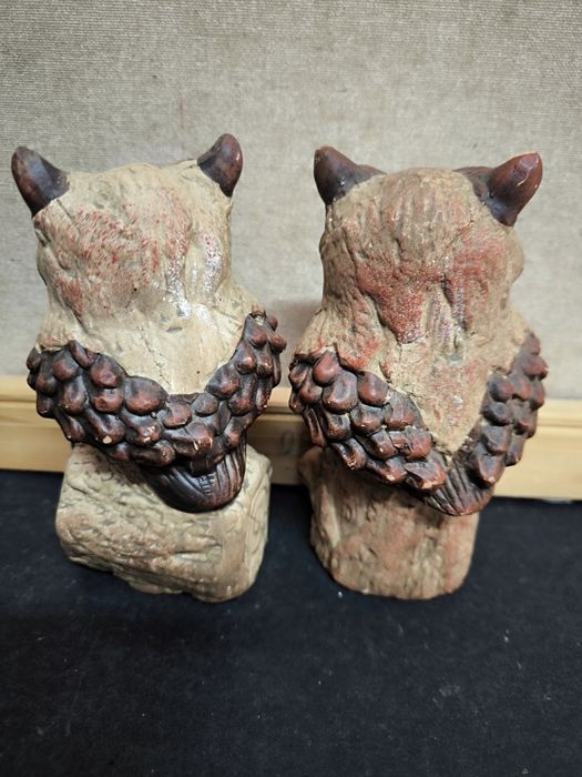 2 Mochos decorativos em barro