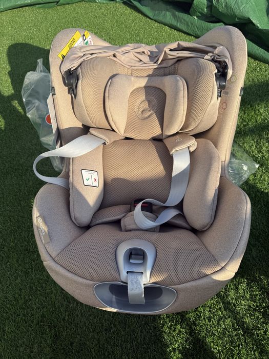 Автокрісло Sirona Ti від Cybex з капішоном