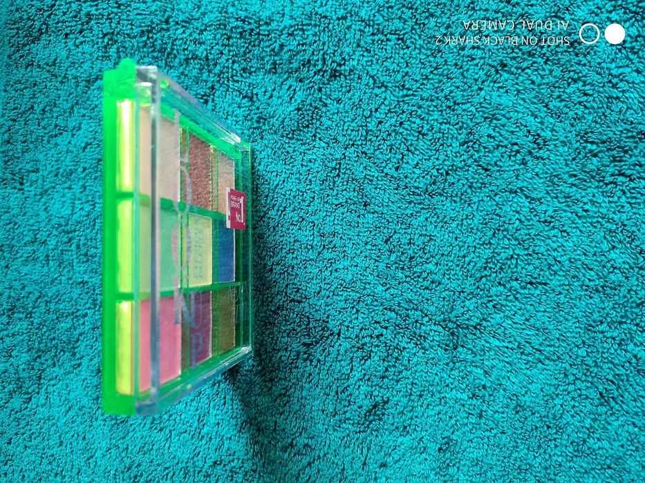 Paleta cieni do powiek Eveline Neon Lime, nowe