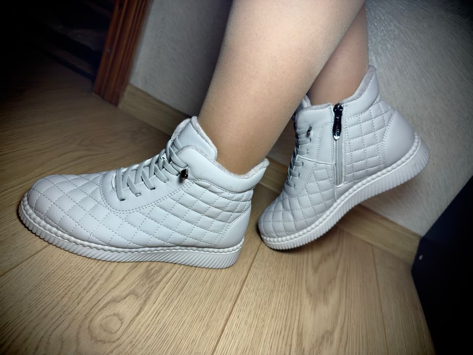 Жіноче взуття демісезон . Дуже легкі та комфортні для ніг