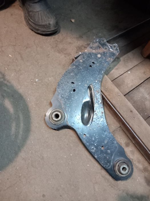 Продам Нижний рычаг подвески для рено трафик.
