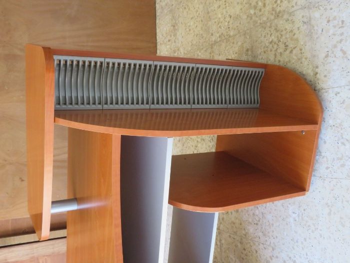 Secretária de escritório para trabalho e/ou estudo