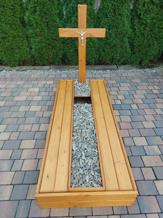 Nagrobek tymczasowy, drewniana obudowa grobu.