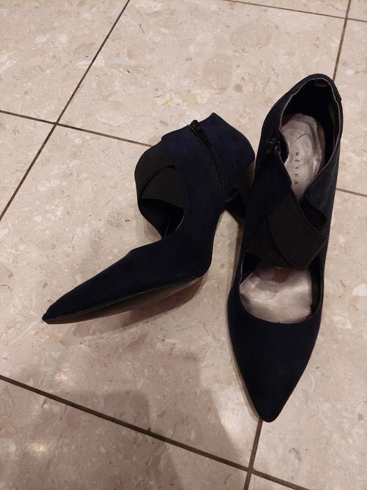 Granatowe, eleganckie szpilki