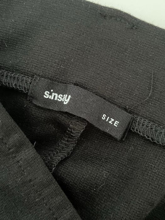 Czarna spódnica z paskiem