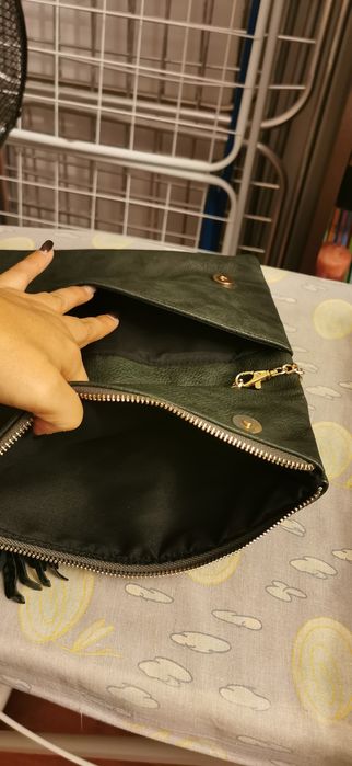 Mala tiracolo verde com alça com corrente dourada