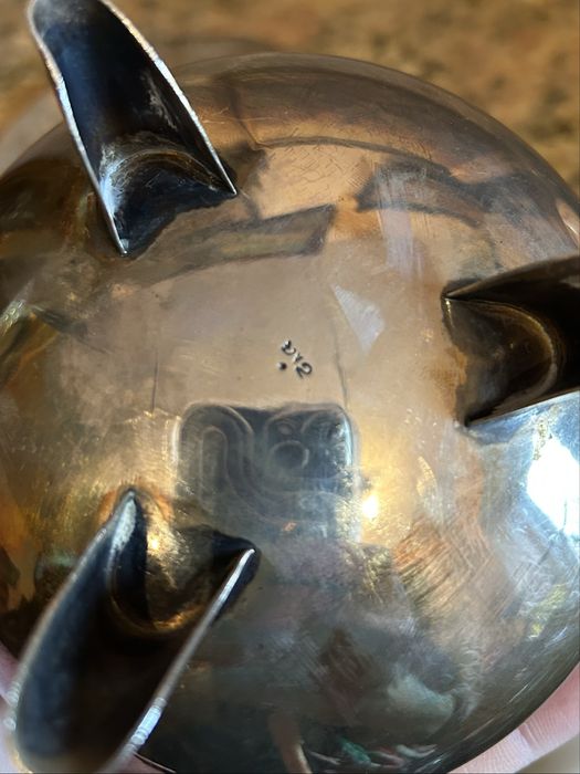 Stara platerowana cukiernica z podstawkiem i szczypcami do cukru