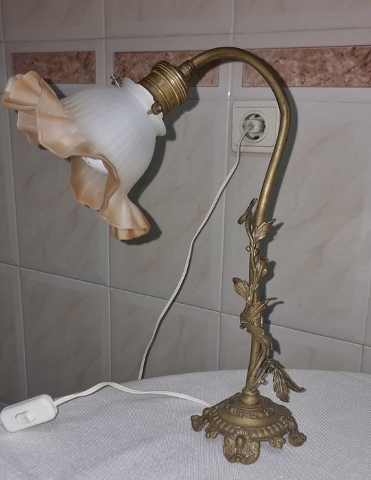 Vários candeeiros antigos de pé, de teto e de parede