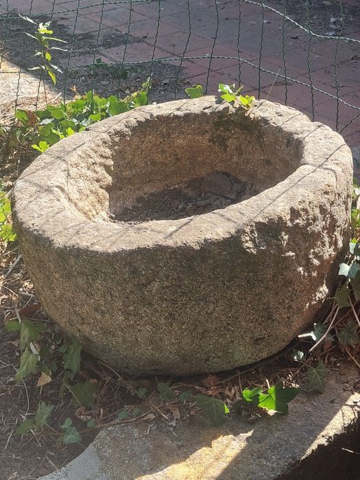 Pia/Bebedouro em pedra rústica esculpida