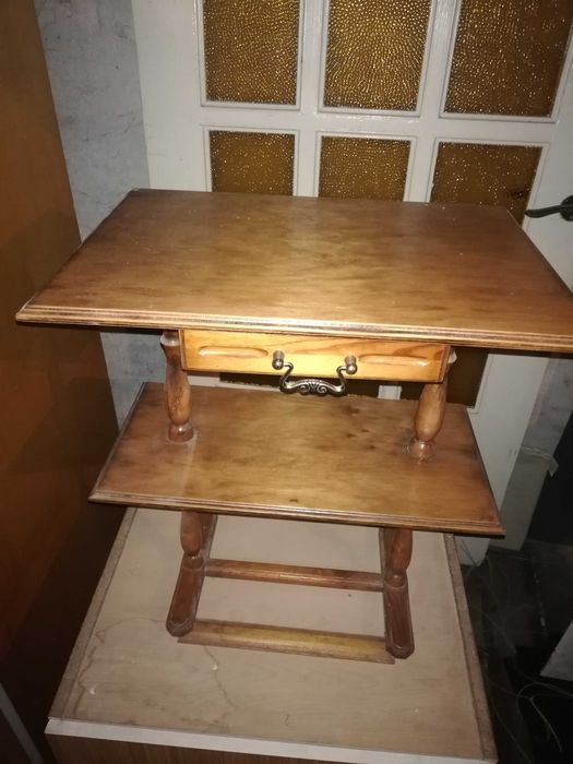 stary gazetnik stolik