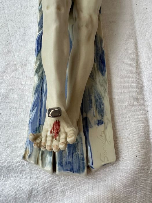 Cristo na cruz em cerâmica